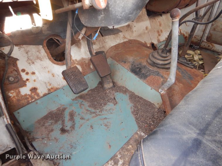 image for item DE1330 1968 International Loadstar 1600 grain truck