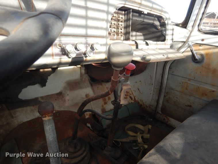 image for item DE1330 1968 International Loadstar 1600 grain truck