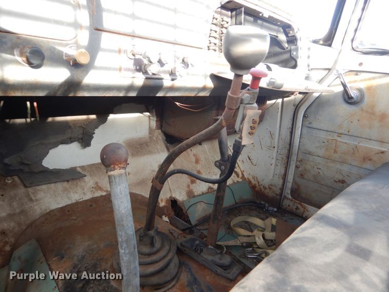 image for item DE1330 1968 International Loadstar 1600 grain truck