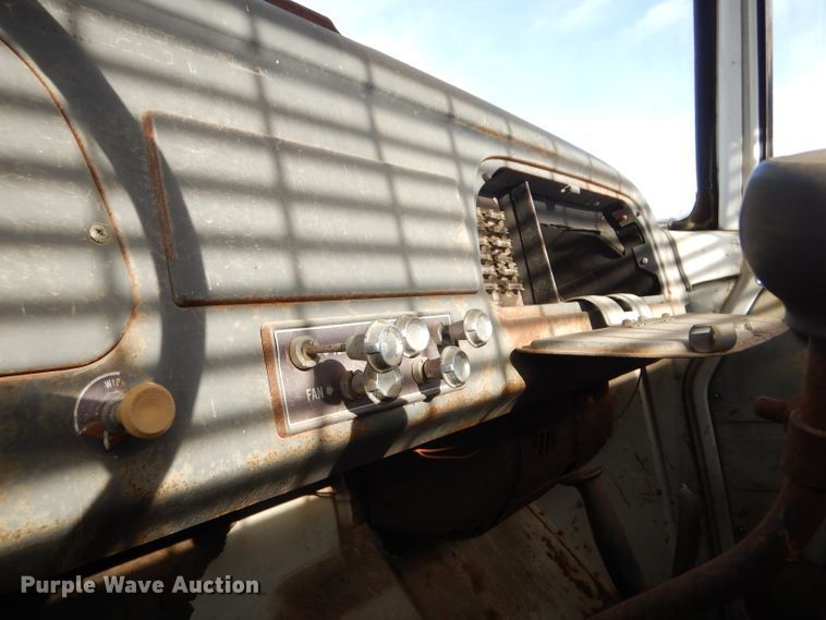 image for item DE1330 1968 International Loadstar 1600 grain truck