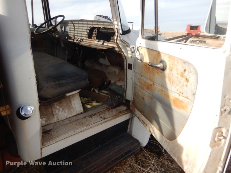 image for item DE1330 1968 International Loadstar 1600 grain truck