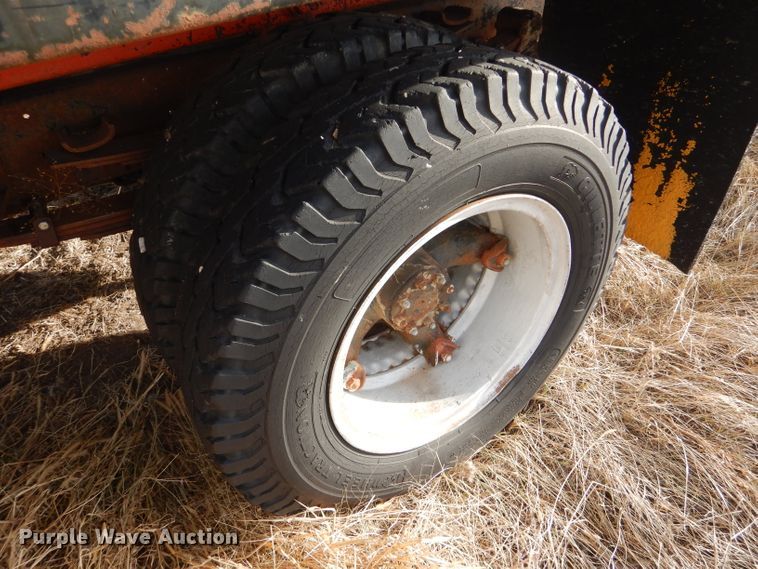 image for item DE1330 1968 International Loadstar 1600 grain truck