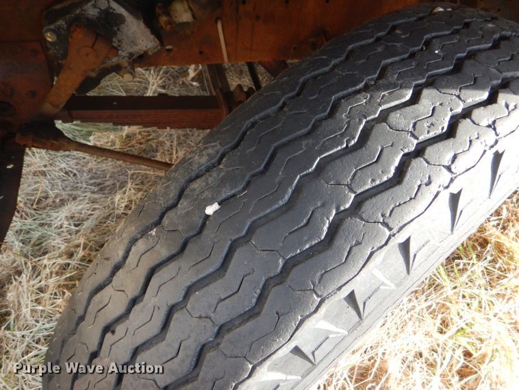 image for item DE1330 1968 International Loadstar 1600 grain truck