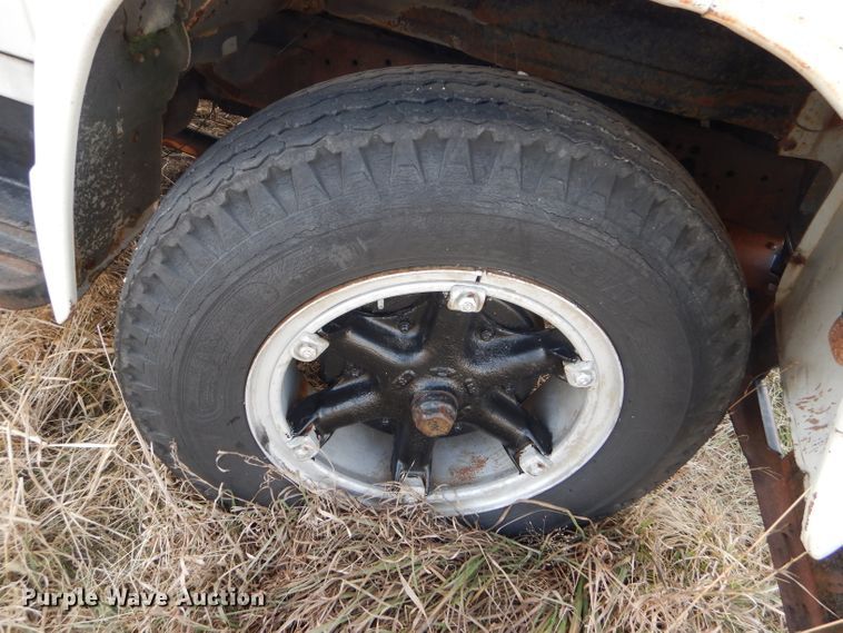 image for item DE1330 1968 International Loadstar 1600 grain truck