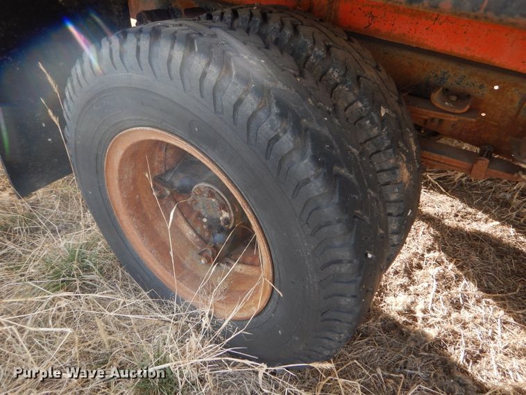 image for item DE1330 1968 International Loadstar 1600 grain truck