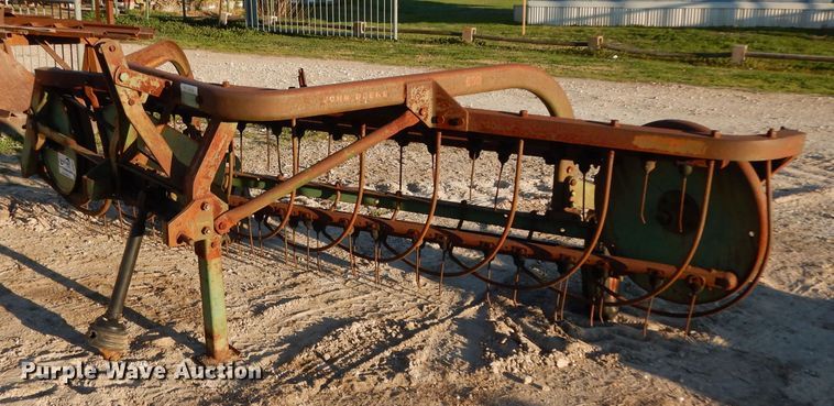 image for item DF2617 John Deere 650 hay rake
