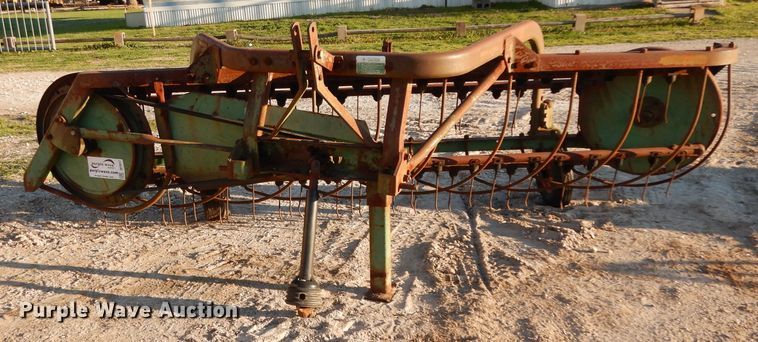 image for item DF2617 John Deere 650 hay rake