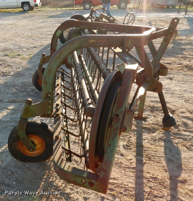 image for item DF2617 John Deere 650 hay rake