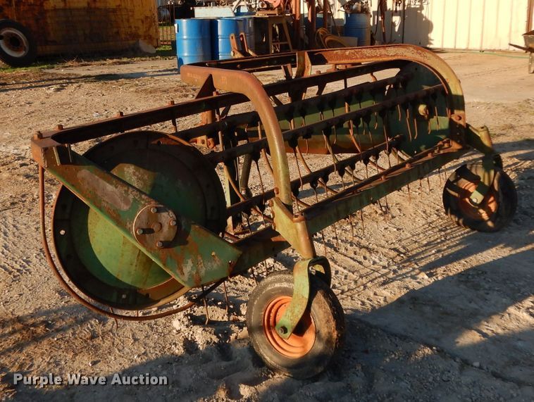 image for item DF2617 John Deere 650 hay rake