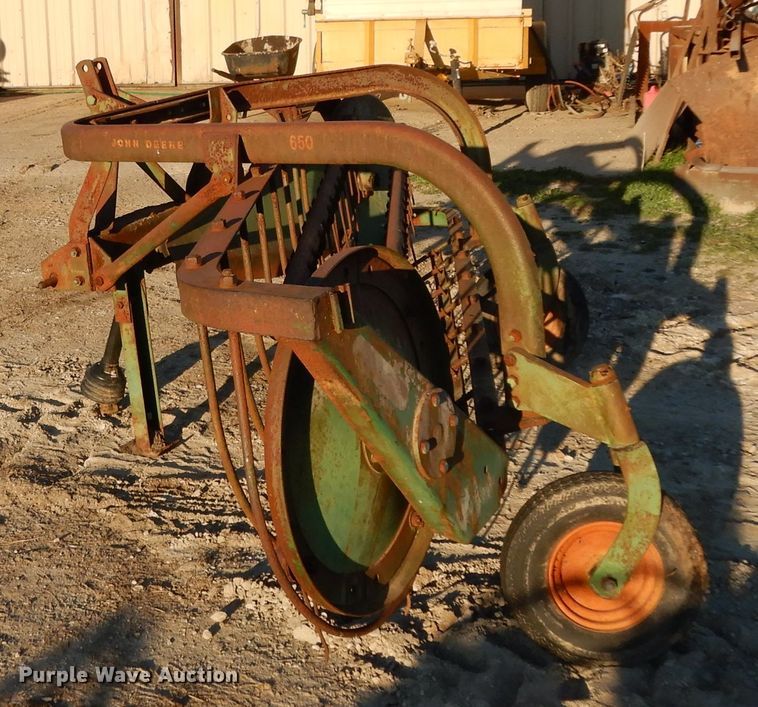image for item DF2617 John Deere 650 hay rake