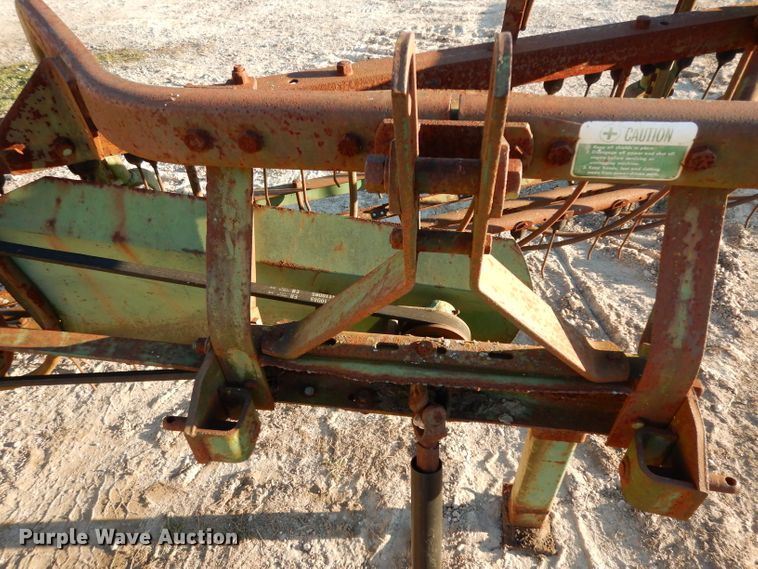 image for item DF2617 John Deere 650 hay rake
