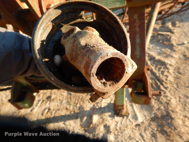 image for item DF2617 John Deere 650 hay rake