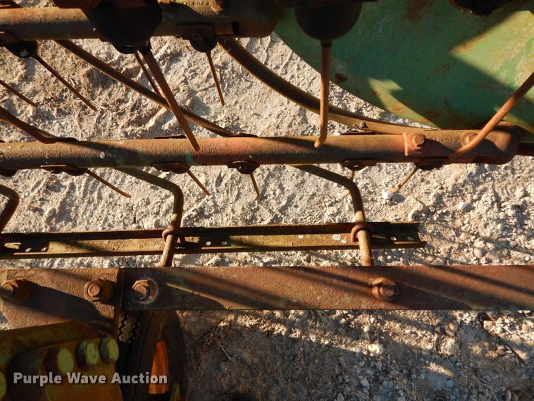 image for item DF2617 John Deere 650 hay rake