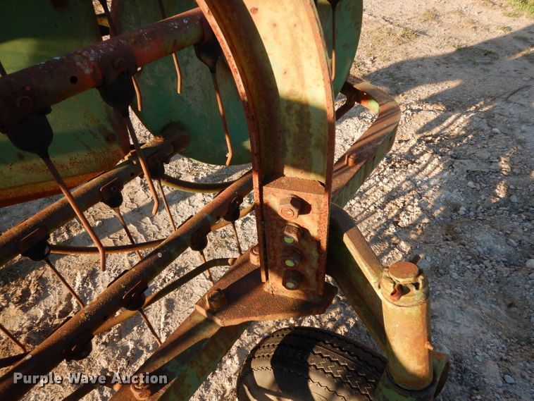image for item DF2617 John Deere 650 hay rake