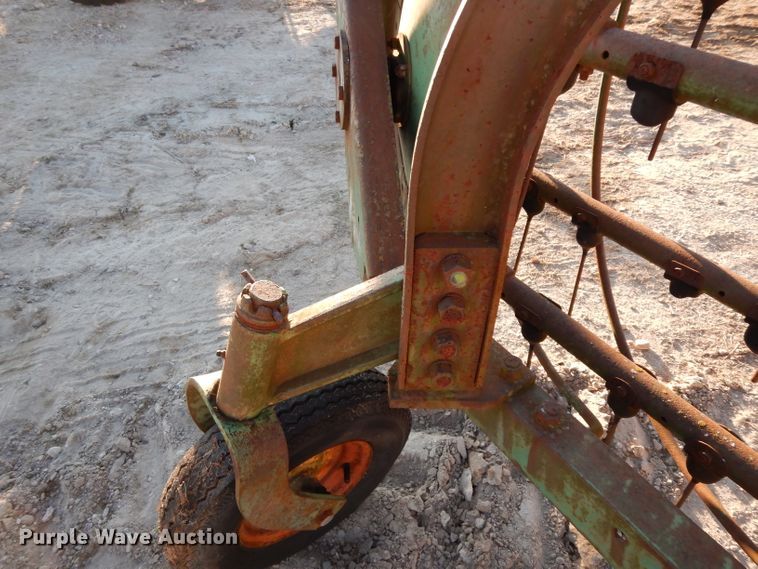 image for item DF2617 John Deere 650 hay rake