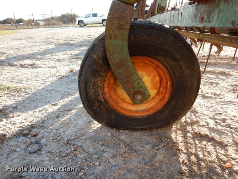 image for item DF2617 John Deere 650 hay rake