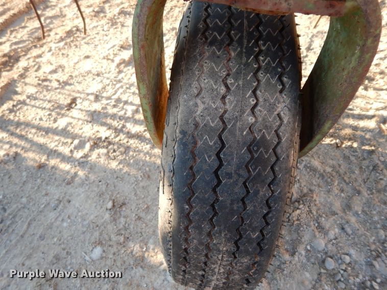 image for item DF2617 John Deere 650 hay rake