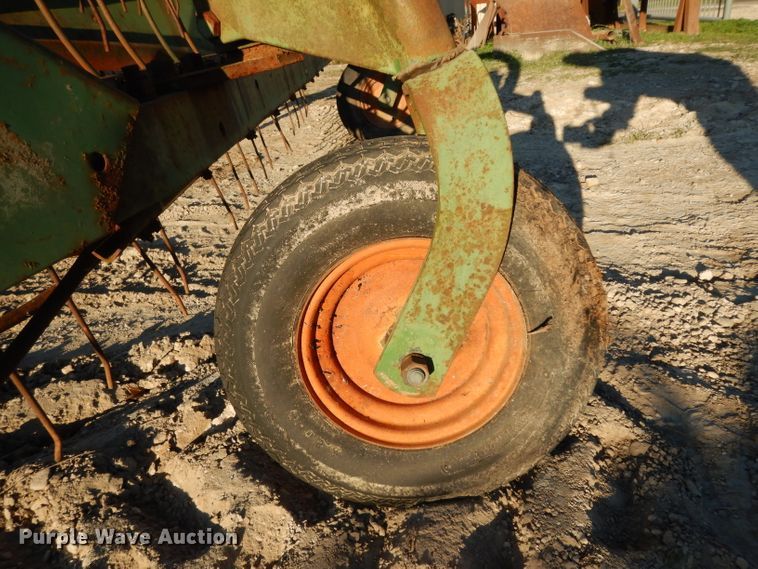 image for item DF2617 John Deere 650 hay rake