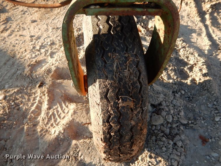 image for item DF2617 John Deere 650 hay rake