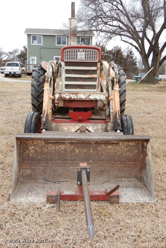 image for item DH4313 1959 International Farmall 460 tractor