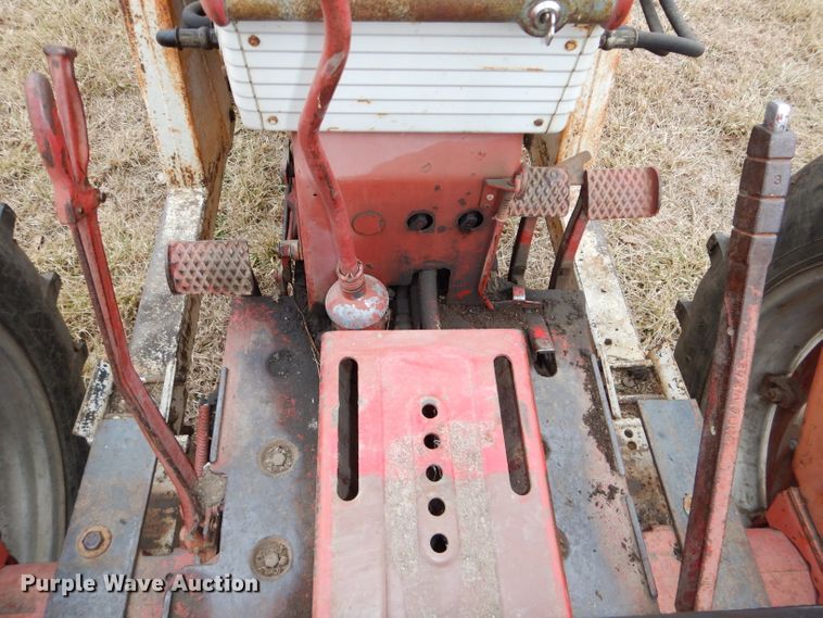image for item DH4313 1959 International Farmall 460 tractor