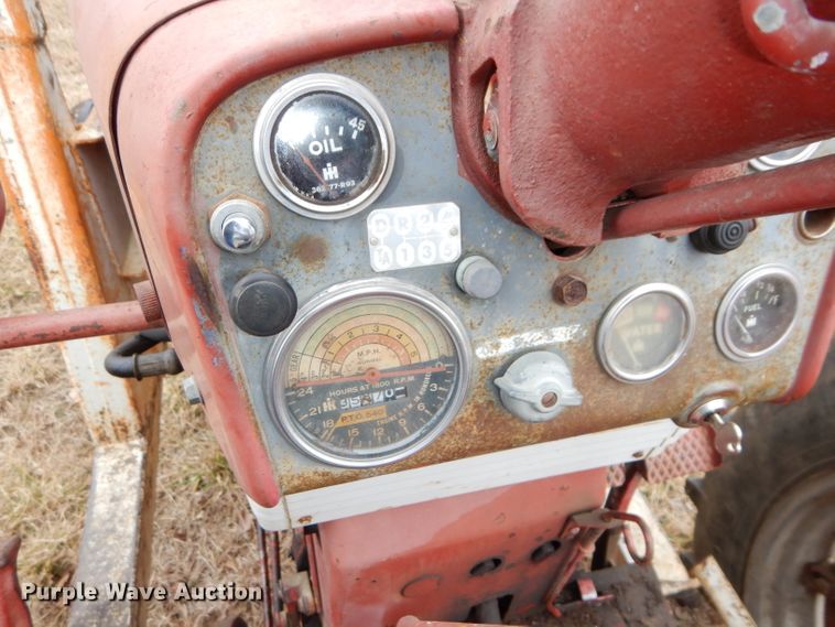 image for item DH4313 1959 International Farmall 460 tractor