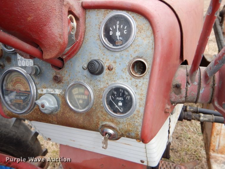 image for item DH4313 1959 International Farmall 460 tractor
