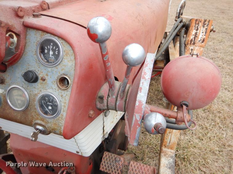 image for item DH4313 1959 International Farmall 460 tractor