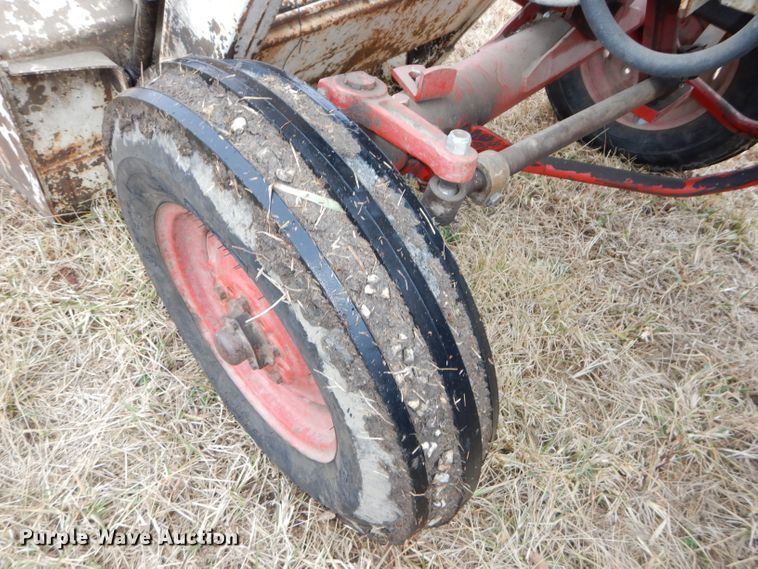 image for item DH4313 1959 International Farmall 460 tractor