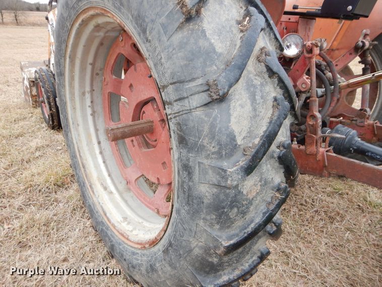 image for item DH4313 1959 International Farmall 460 tractor