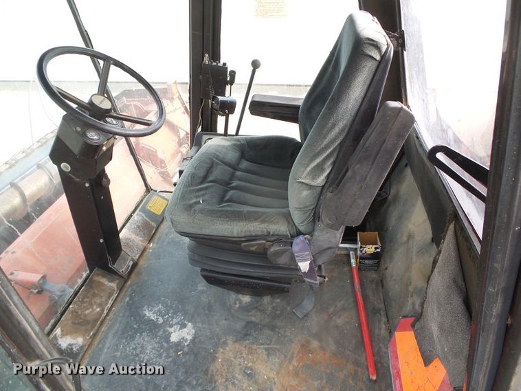 image for item DH4759 1989 Hesston 8400 windrower