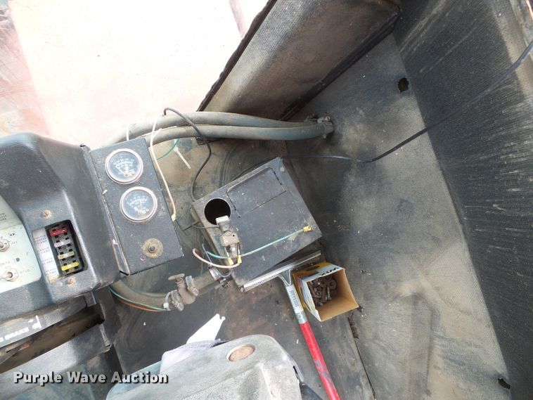 image for item DH4759 1989 Hesston 8400 windrower