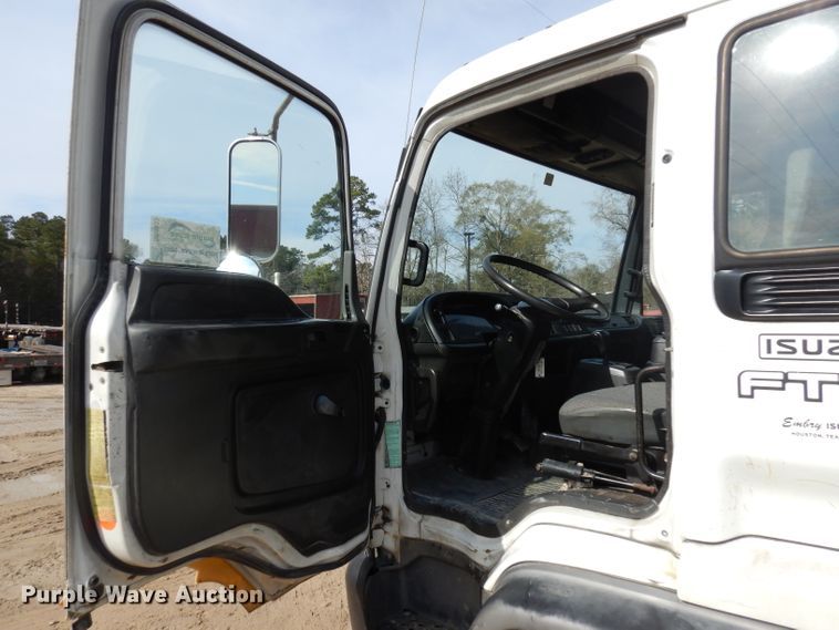 image for item DD3033 2000 Isuzu FTR flatbed truck