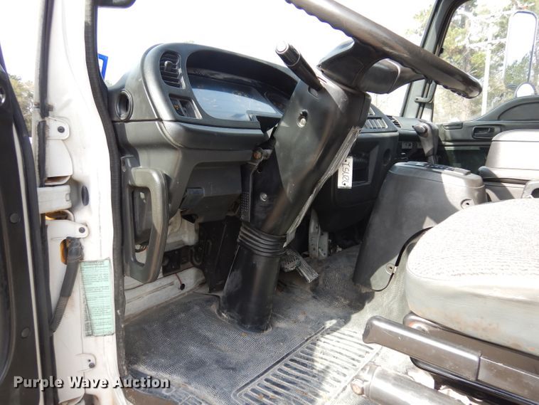 image for item DD3033 2000 Isuzu FTR flatbed truck