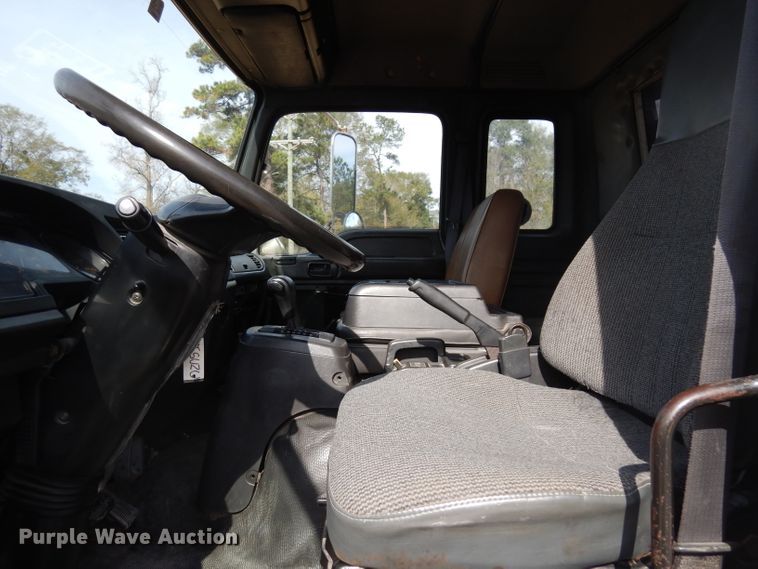 image for item DD3033 2000 Isuzu FTR flatbed truck