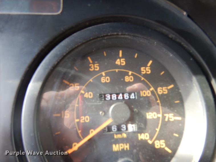 image for item DD3033 2000 Isuzu FTR flatbed truck