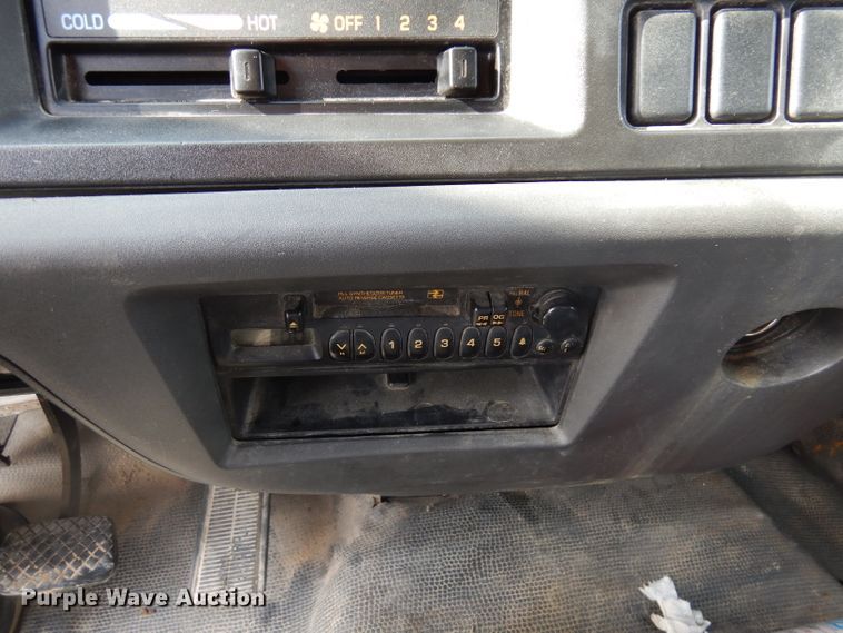 image for item DD3033 2000 Isuzu FTR flatbed truck