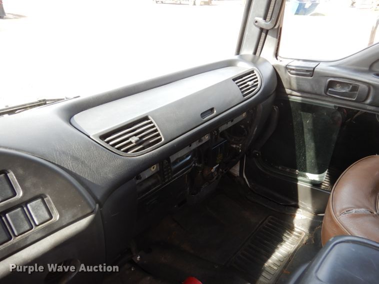 image for item DD3033 2000 Isuzu FTR flatbed truck