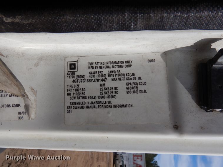 image for item DD3033 2000 Isuzu FTR flatbed truck