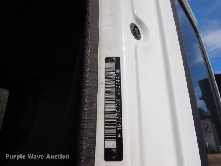 image for item DD3033 2000 Isuzu FTR flatbed truck