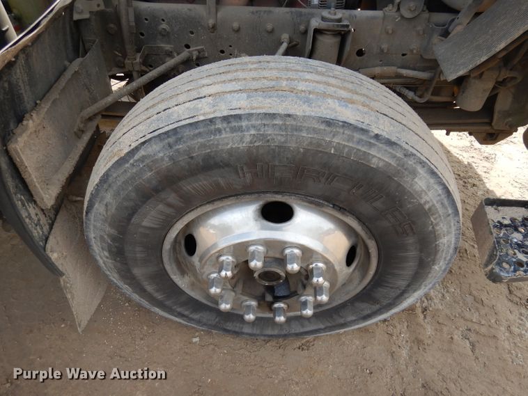 image for item DD3033 2000 Isuzu FTR flatbed truck