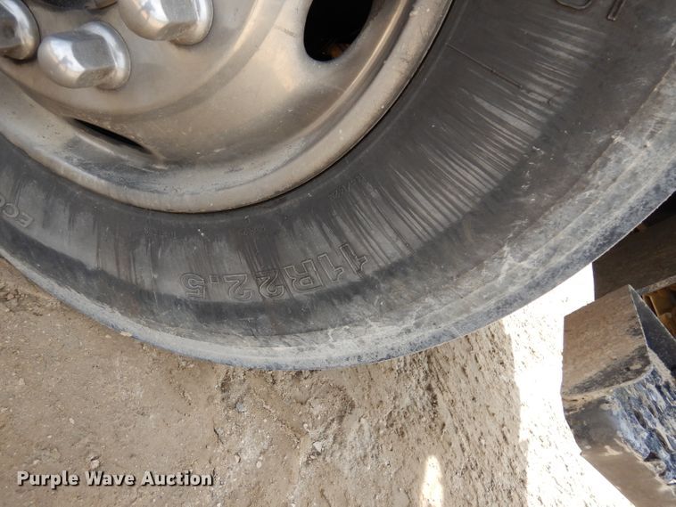 image for item DD3033 2000 Isuzu FTR flatbed truck