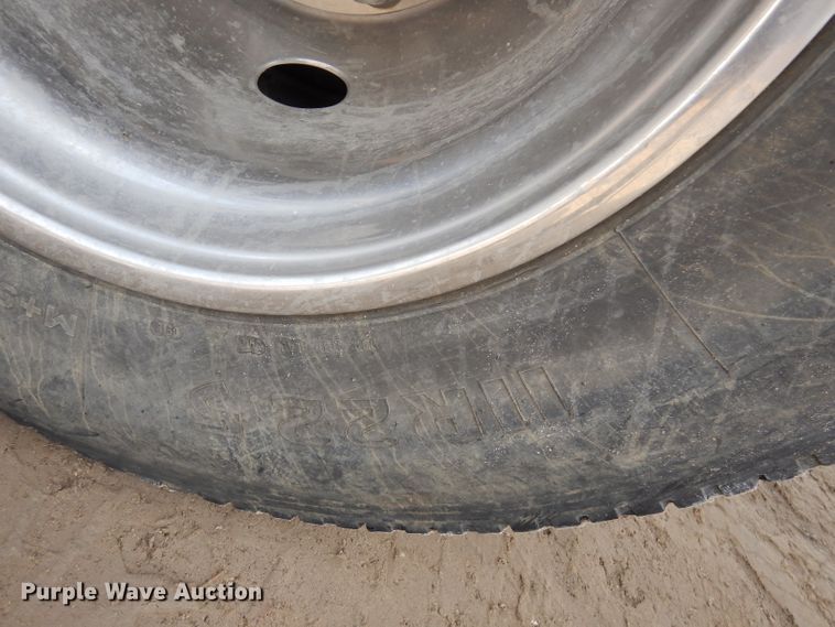 image for item DD3033 2000 Isuzu FTR flatbed truck