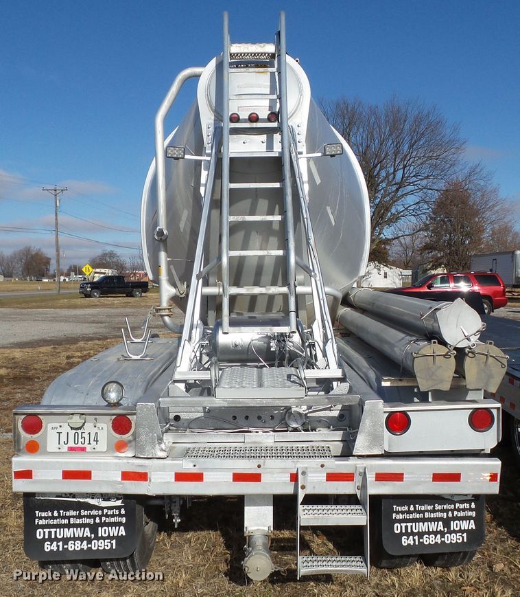 image for item DF0819 2000 LBT HAB-HA3-J1400X3 pneumatic dry bulk trailer