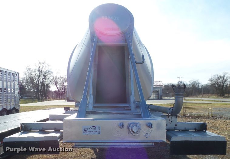 image for item DF0819 2000 LBT HAB-HA3-J1400X3 pneumatic dry bulk trailer