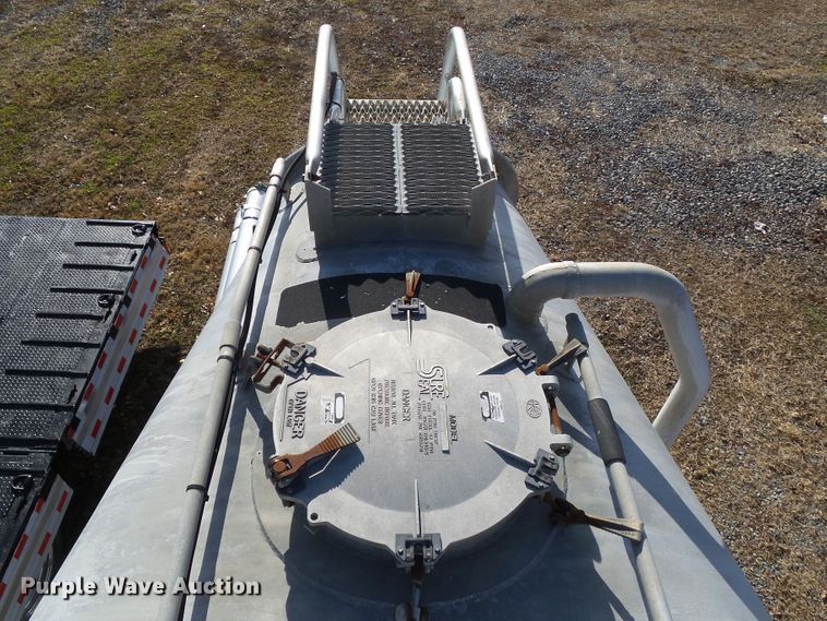 image for item DF0819 2000 LBT HAB-HA3-J1400X3 pneumatic dry bulk trailer