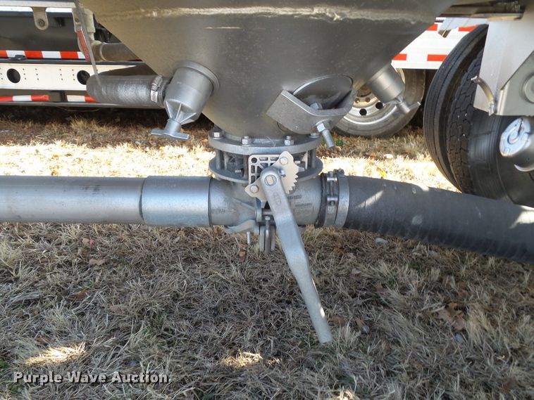 image for item DF0819 2000 LBT HAB-HA3-J1400X3 pneumatic dry bulk trailer