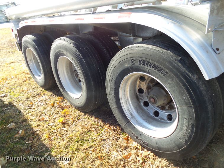 image for item DF0819 2000 LBT HAB-HA3-J1400X3 pneumatic dry bulk trailer