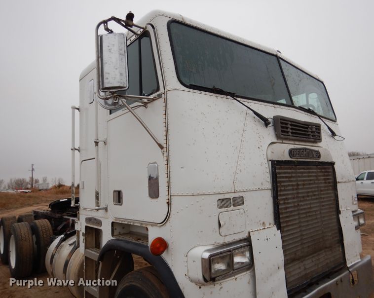 image for item DG5860 1990 Freightliner COE semi truck