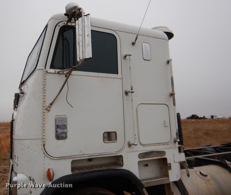 image for item DG5860 1990 Freightliner COE semi truck